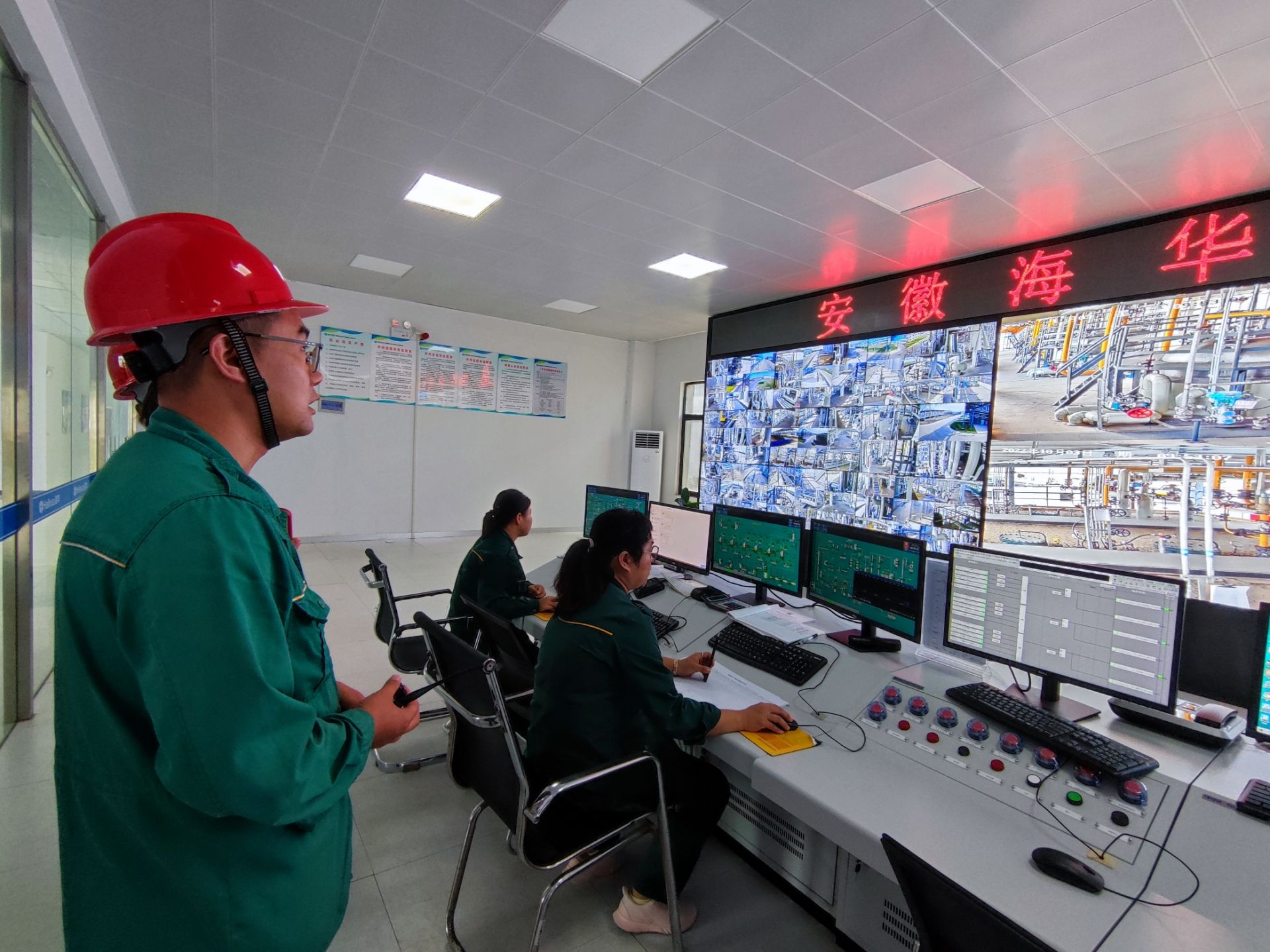 祥站在调度中心查看生产情况